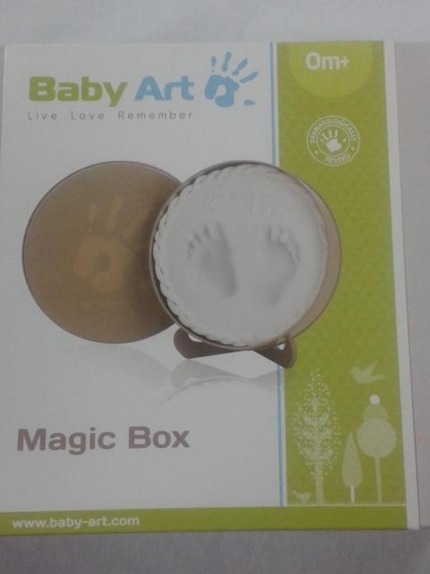 <p>Con Baby Art Magic box custodirai per sempre l'impronta delle manine o dei piedini del tuo bebè.</p><p>100% sicuro per il bebè<br>Facile da realizzare: nessun bisogno di cottura e di materiale aggiuntivo. E' già tutto incluso nel kit!<br>Numerose possibilità di prova prima di lasciare asciugare l'impronta<br>Veloce, puoi creare un'impronta perfetta in soli 2 minuti (escluso il tempo necessario x lasciare asciugare l'impronta)</p>
