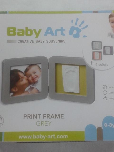 <p>Baby Art My Baby Touch è una soluzione originale per creare con il supporto di una fotografia e di un'impronta della manina o del piedino del bebè, un dolce ricordo di momenti indimenticabili.</p><p>100% sicuro per il bebè<br>Facile da realizzare: nessun bisogno di cottura e di materiale aggiuntivo. E' già tutto incluso nel kit!<br>Numerose possibilità di prova prima di lasciare asciugare l'impronta<br>Veloce, puoi creare un'impronta perfetta in soli 2 minuti (escluso il tempo necessario x lasciare asciugare l'impronta)</p>