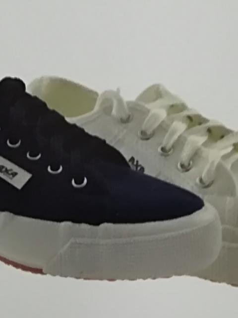 <p>AXA - Sneakers bimbo/a in tela bianco o blu. Mis. 22/30. Made in Italy.</p>
